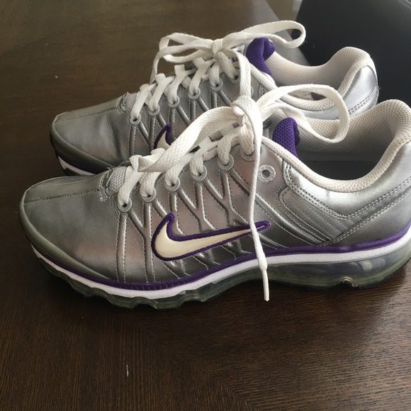 NIKE - Picture 2 of 3